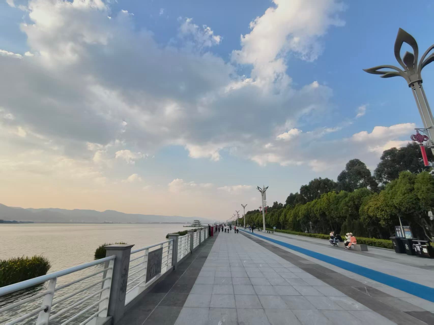 昆明湖畔傍晚的步道与天空